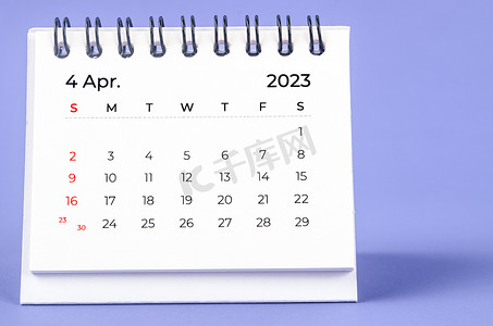 2023 年 4 月紫色背景的 2023 年月度台历。