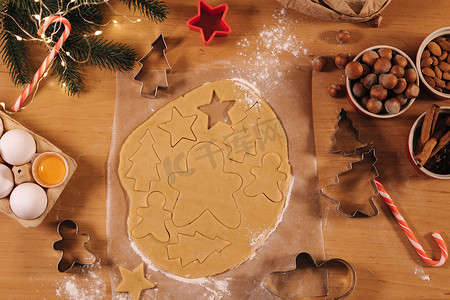 在木桌上烹饪圣诞饼干的生面团的顶部视图。