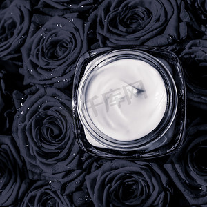 平面设计的背景摄影照片_面霜皮肤保湿霜和黑玫瑰花，以花卉背景为美容品牌假日平面设计的豪华护肤化妆品