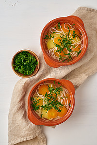 煮鸡汤摄影照片_健康鸡汤配蔬菜和米粉，fodmap dash 饮食，顶视图