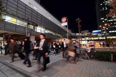 东京 — 11 月 21 日：人们参观秋叶原购物区