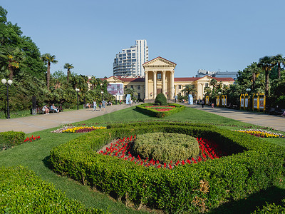 俄罗斯索契 - 2021 年 5 月 27 日。德米特里·日林斯基索契艺术博物馆前保存完好的花坛和草坪。