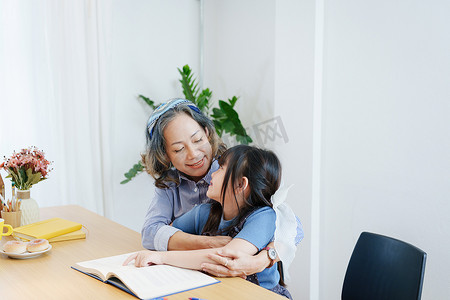 老人画画摄影照片_亚洲肖像、孙子孙女奶奶奶奶和孙女高兴地参加活动，提高孙子的技能