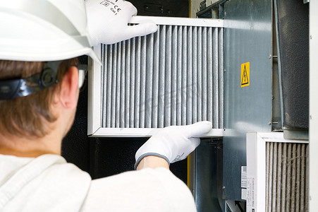 HVAC 过滤器更换家用中央空气系统。