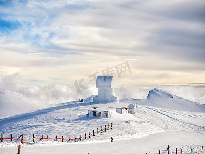 下雪的天空摄影照片_卡拉夫里塔滑雪中心的小天文台