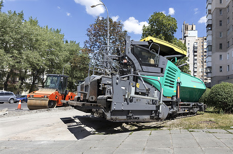 重型沥青摊铺机和道路振动压路机密封件准备用于修复现代城市的道路