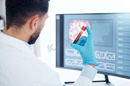 身份不明的混血医学家独自坐在实验室里，拿着一瓶血液，用电脑检查。