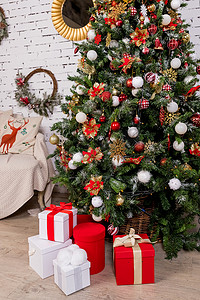 客厅树附近有红丝带和松果的圣诞礼盒。一棵装饰精美的圣诞树，上面有许多包装精美的节日礼物盒。假日舒适，心情概念