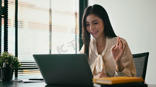 有魅力的女商人观看网络研讨会，通过笔记本电脑上的会议视频通话进行交流