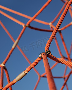 攀岩绳网有蓝天背景。
