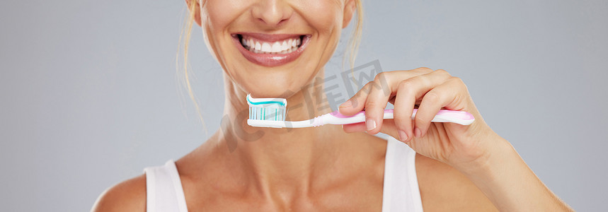 牙科、健康和女性使用牙刷和牙膏清洁牙齿，以保持口腔健康、牙龈和快乐。