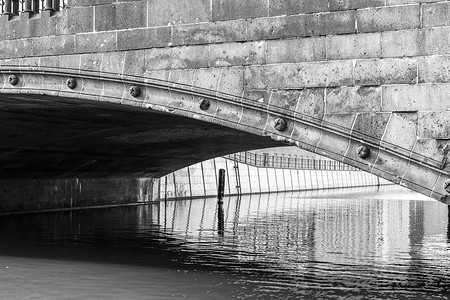 柏林一座旧石桥的细节，黑白相间