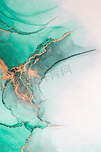 大理石液体水墨艺术画在纸上的绿色金色抽象背景。