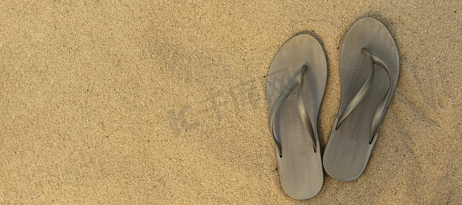 横幅与浅色凉鞋或人字拖在海滩上。