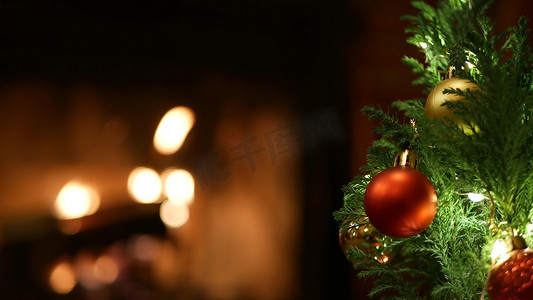 圣诞树在壁炉、新年或圣诞节装饰的松树中点燃。