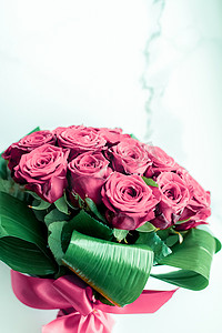 大理石背景上的豪华粉红玫瑰花束，美丽的花朵作为情人节的节日爱情礼物
