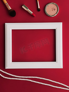 白色水平艺术框架、化妆产品和红色背景珍珠首饰，作为平面设计、艺术品印刷品或相册