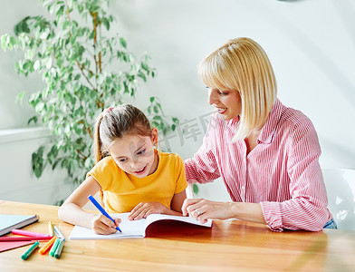 家庭作业教学教育母亲儿童女儿家庭童年儿童老师课堂学校