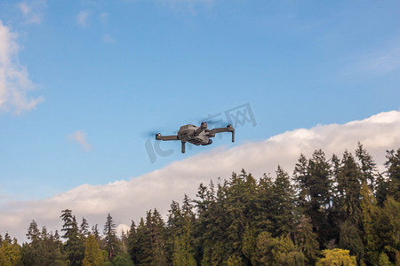 加拿大不列颠哥伦比亚省温哥华 — 2020年9月2日：小型无人机飞越郊区绿林
