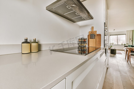 厨房配有现代家具和电器