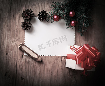 空白的圣诞卡和圣诞背景上带礼物的盒子