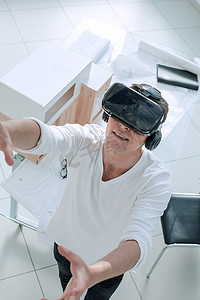 创意工作室中戴着虚拟现实头盔的建筑师