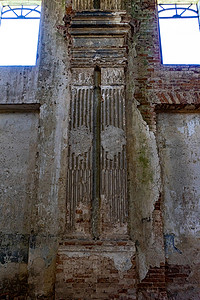 城堡内部背景摄影照片_作为古寺庙内部装饰的柱子