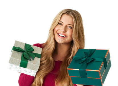 圣诞礼物和节日礼物，快乐的女人拿着白色背景中突显的礼盒