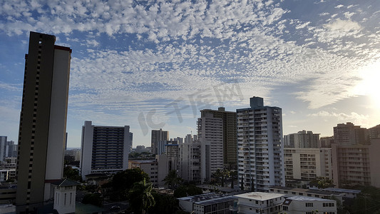 Makiki 和火奴鲁鲁城市景观在日落时从高处眺望大海