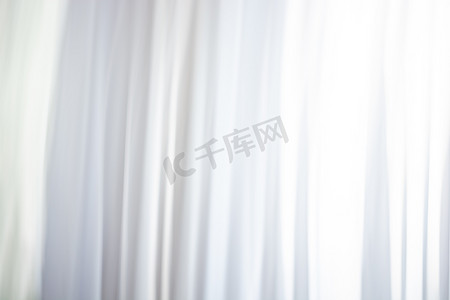 白色窗帘、波浪和褶皱的背景。