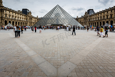 法国巴黎卢浮宫博物馆前的玻璃金字塔