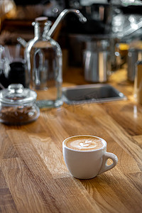 卡布奇诺咖啡配老式咖啡馆的心画。