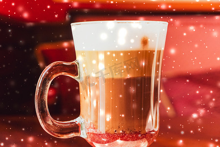 餐厅里的寒假拿铁咖啡杯和发光的雪，圣诞节菜单食谱