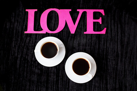粉红色背景上的两杯咖啡题字爱情人节