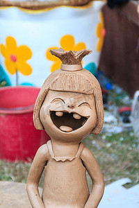 用于花园装饰的快乐陶瓷娃娃。