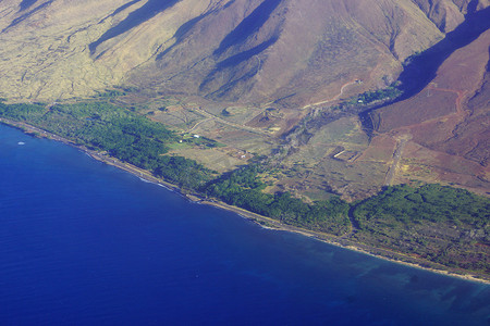 夏威夷毛伊岛 Ukumehame 峡谷的鸟瞰图