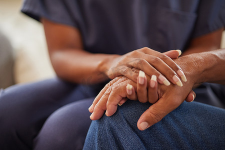 在有医疗保险的养老院与护士和老人进行咨询或治疗期间的支持、信任和同理心。
