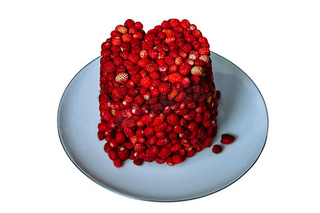 红草莓呈桶状摆放在白盘上
