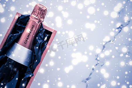 蓝色礼物摄影照片_蓝色假日闪光、新年、圣诞节、情人节、冬季礼物和饮料品牌的奢侈品包装上的香槟瓶和礼盒