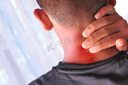 男人在家里患有颈部或肩部疼痛。