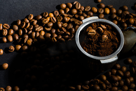豆子图片摄影照片_黑色背景中的咖啡豆