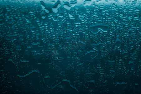 蓝色质感玻璃摄影照片_水纹理抽象背景、绿松石玻璃上的水滴作为科学宏观元素、阴雨天气和自然表面艺术背景环境品牌设计