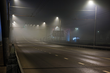 带刚性护栏的照明空雾夜路