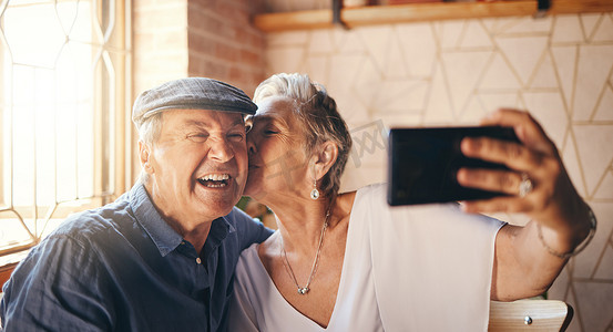 老年照片摄影照片_与老年夫妇的爱、电话和自拍一起在家里亲吻和放松，欢笑和亲密。