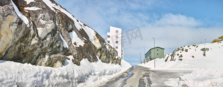 冬日小镇或城市的雪山路或街道。