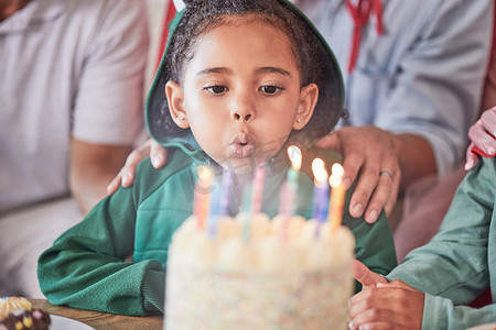 生日、蛋糕和拿着蜡烛的女孩，在与家人的聚会庆祝活动中快乐而兴奋。