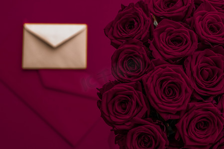 信封书信摄影照片_情人节送情书和鲜花，豪华的玫瑰花束和栗色背景的卡片，适合浪漫的假日设计