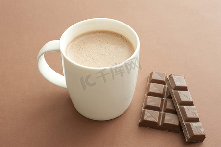 杯子棕色摄影照片_白色杯子可可和牛奶巧克力