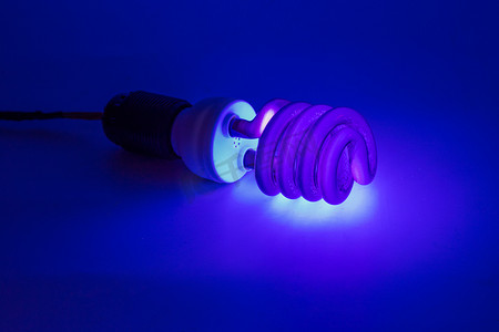 紫外线灯摄影照片_紧凑型 UV - 紫外线 CCFL - 白色表面上的冷阴极荧光灯