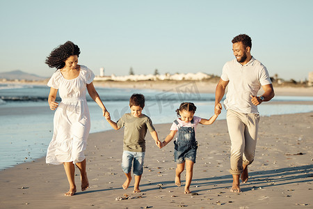 幸福的家庭，海滩和家人在日落时漫步和欢笑，欢快和轻松。